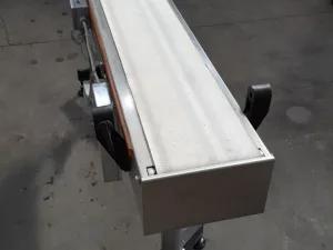 NASTRO TRASPORTATORE A TAPPETO MOTORIZZATO IN ACCIAIO INOX