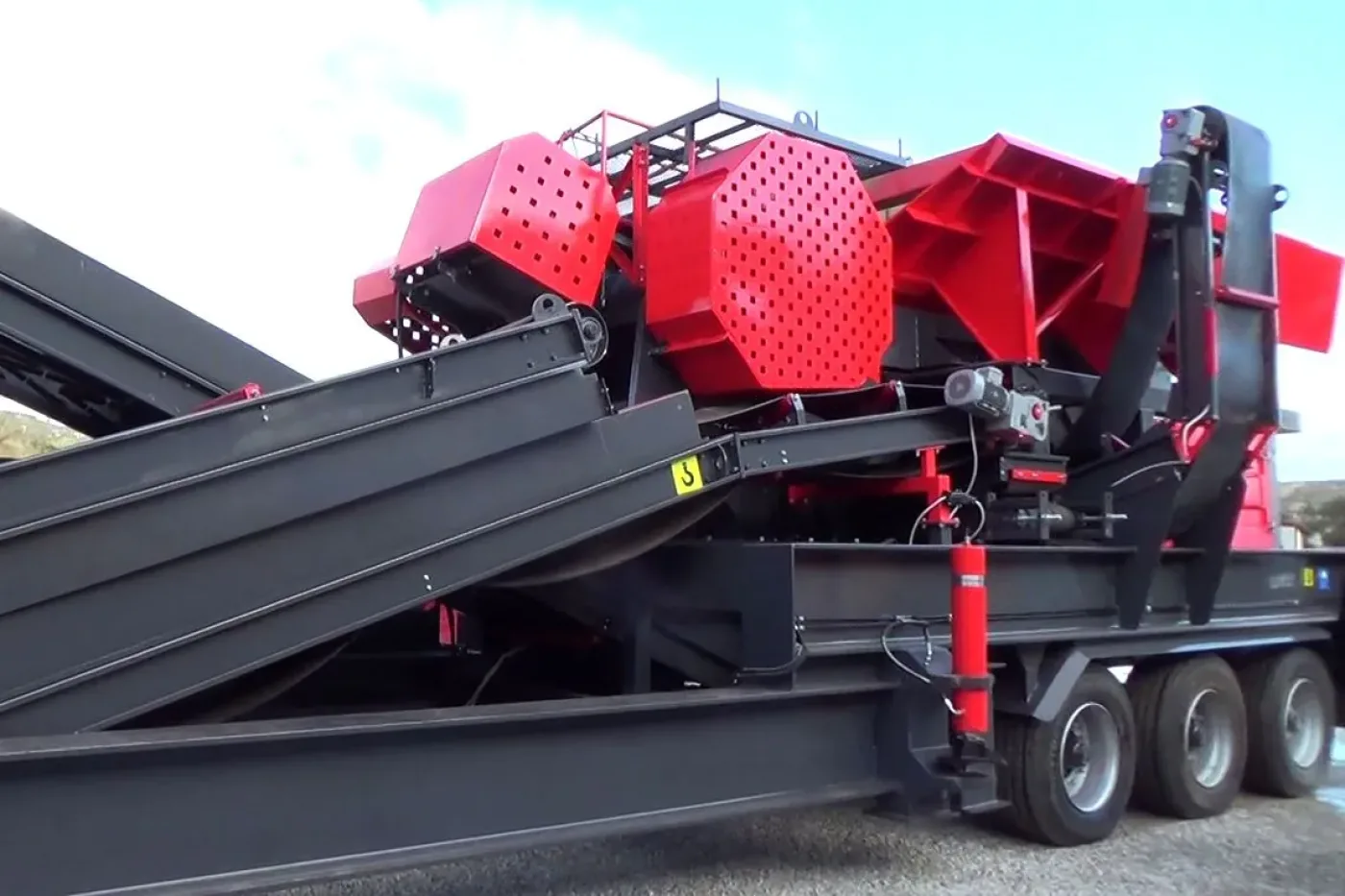 General 944 — Mobile Jaw + Cone Crushing & Screening Plant - 9