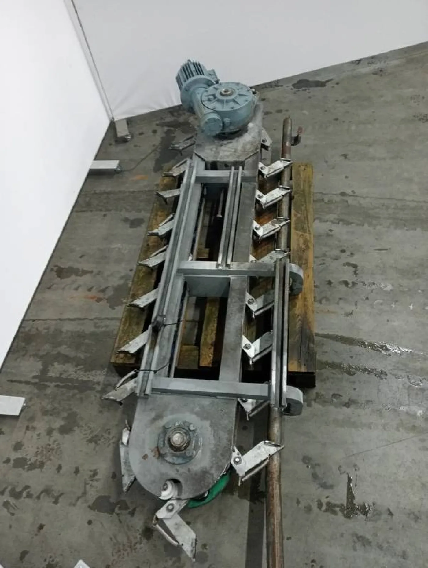 Lift conveyor empty hooks - 5