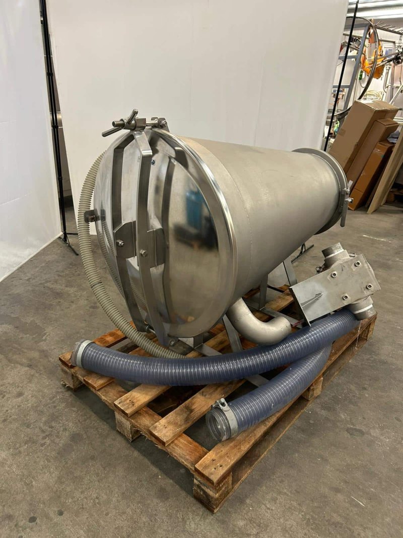 Vacuum system with pump