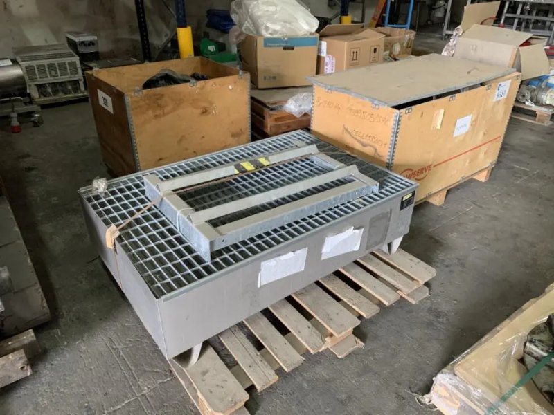 USED STAINLESS STEEL RETENTION BUCKET 200 LITERS
