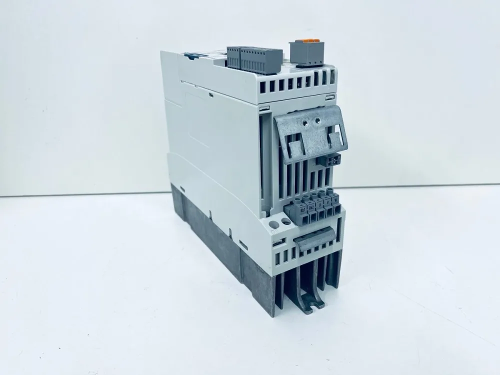 Lenze Inverter Drives 8400 Frequenzumrichter E84AVSCE7514SX0