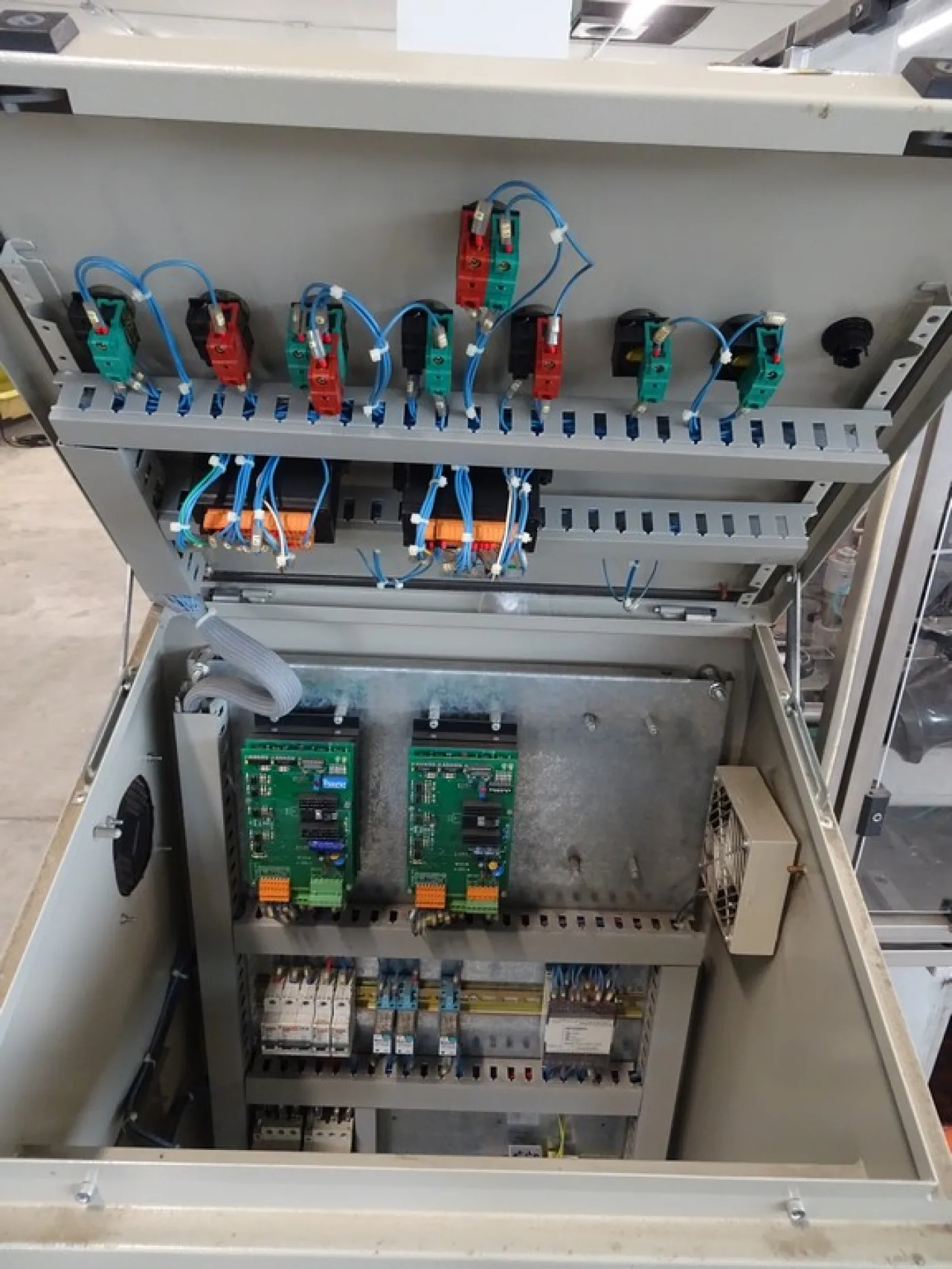 SELF-ADHESIVE LABELLING MACHINE COMEN, SR2, 6 LOCKING HEADS, FOR LABEL AND BACK LABEL ON SELF-ADHESIVE COILS, AND VERTICAL DOCG GLUE LABEL/BAND, SECOND-HAND MACHINE - 4