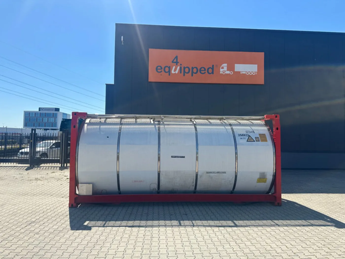 20FT Tankcontainer / 24.980L / UN-Portable T11 / ADR TEST: 12-2028 - 2