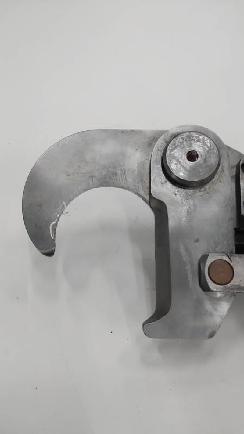 Leg cutter incl. hydraulic unit and balancer