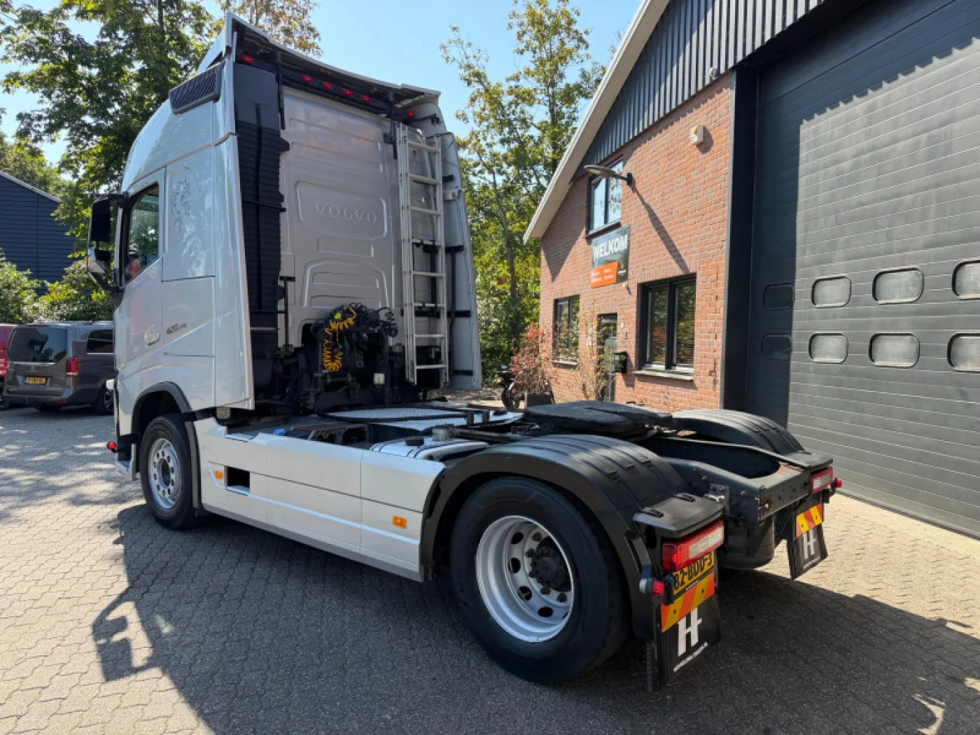 Volvo FH 420 4X2 Globetrotter Hydraulic NL Truck - 4