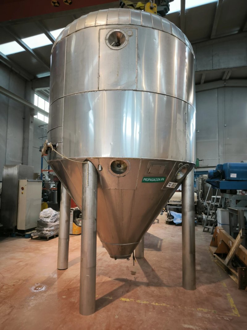 14300 LITRE VERTICAL STAINLESS STEEL TANK, HEAT-INSULATED WITH STIRRER