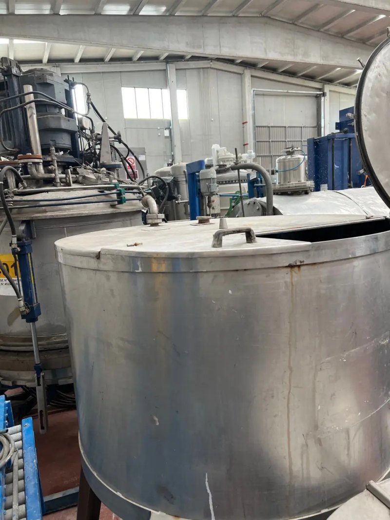 USED STAINLESS STEEL TANK 1000 LITERS