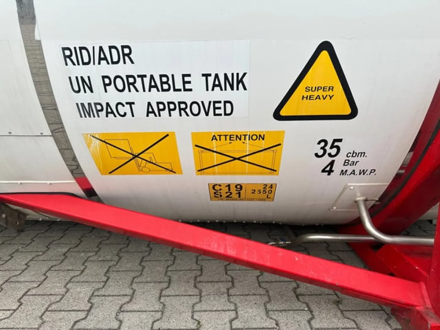 34.820L / 1-comp. / 4 BAFFLES / 20FT swapbody / T11 / EMKD / ADR 5Y + CSC-inspection: 01/2027 INSIDE DAMAGE FOR STORAGE ONLY!!! - 5