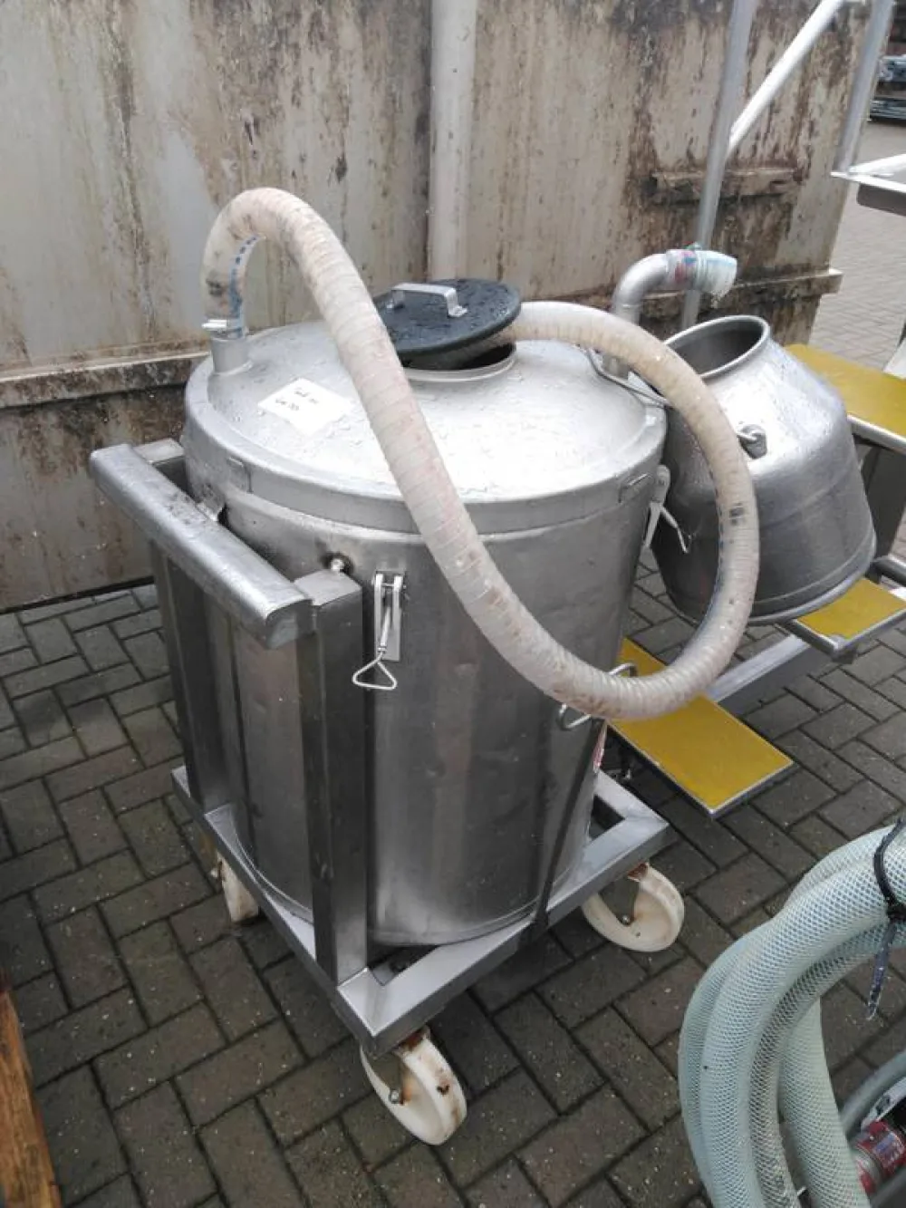 Vacuum tank