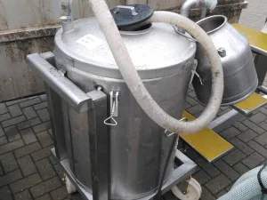 Vacuum tank