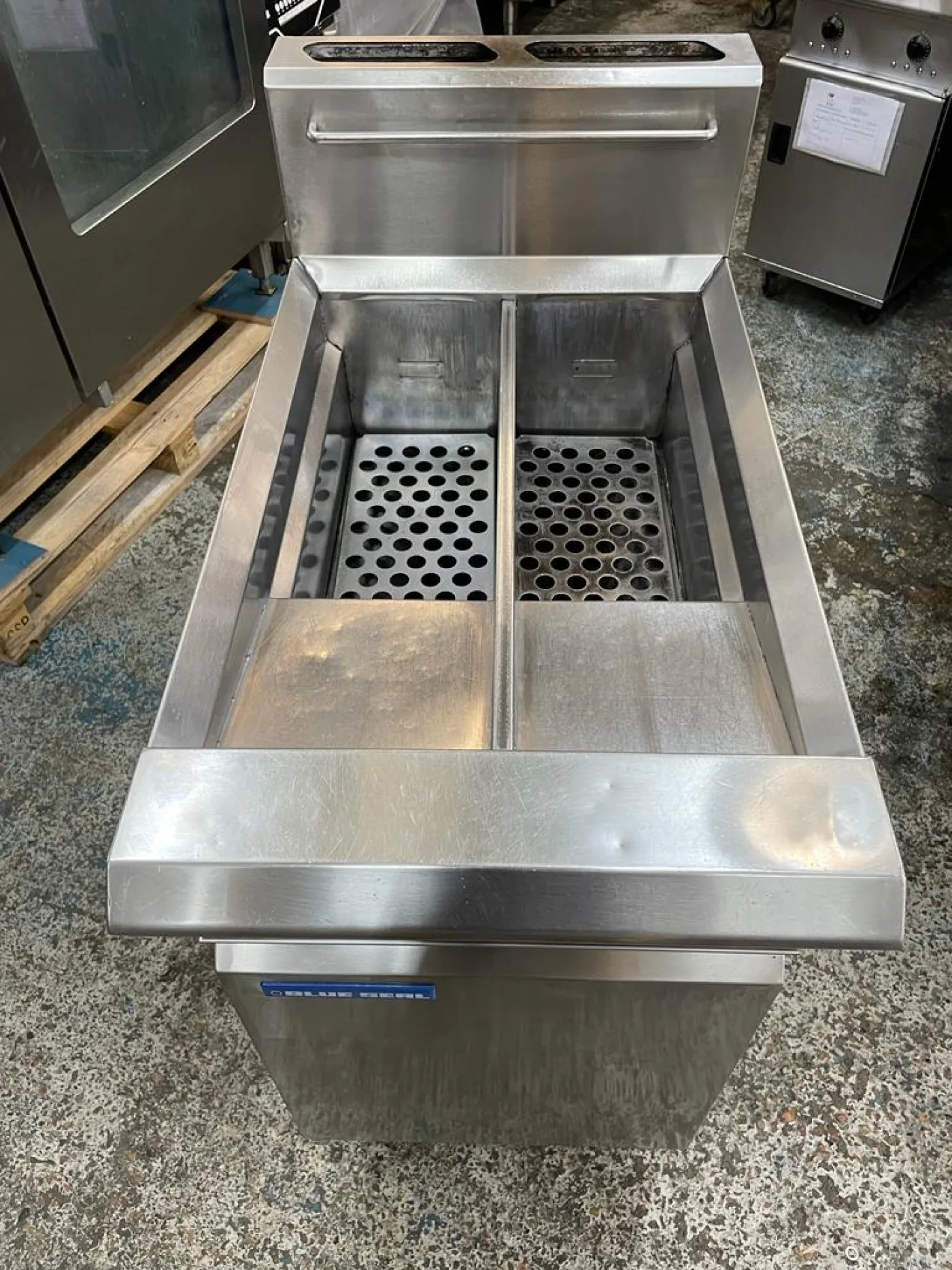 Blue Seal GT46 Twin Tank Gas Fryer - islandcatering - 4
