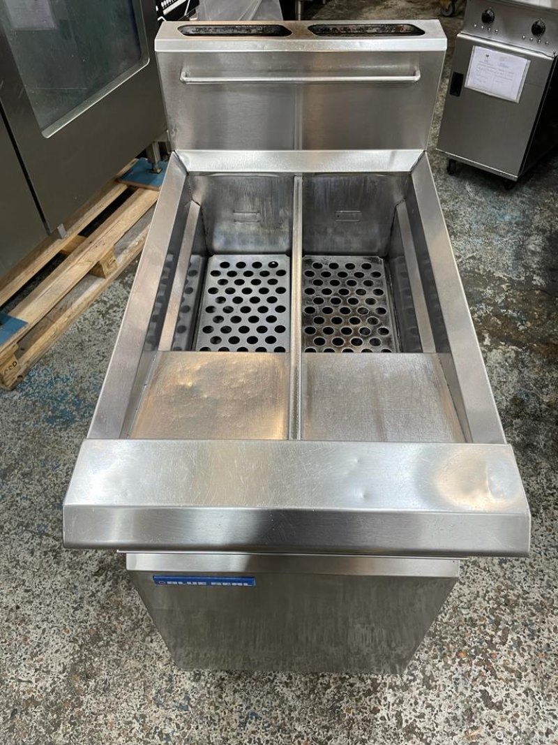 Blue Seal GT46 Twin Tank Gas Fryer - islandcatering