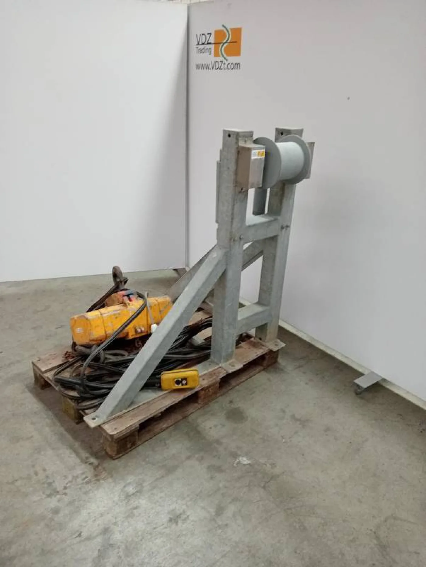 Hoist for pulling deceased animals inside - 3