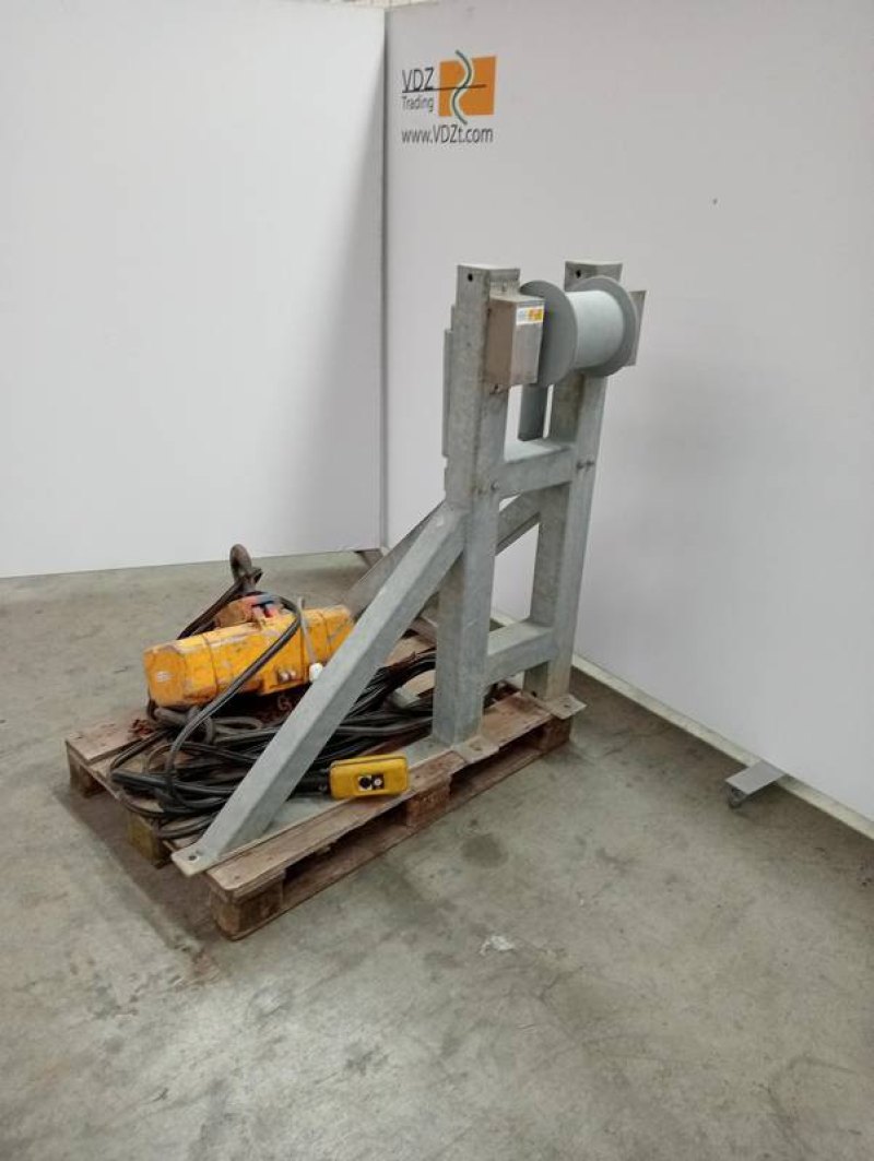 Hoist for pulling deceased animals inside