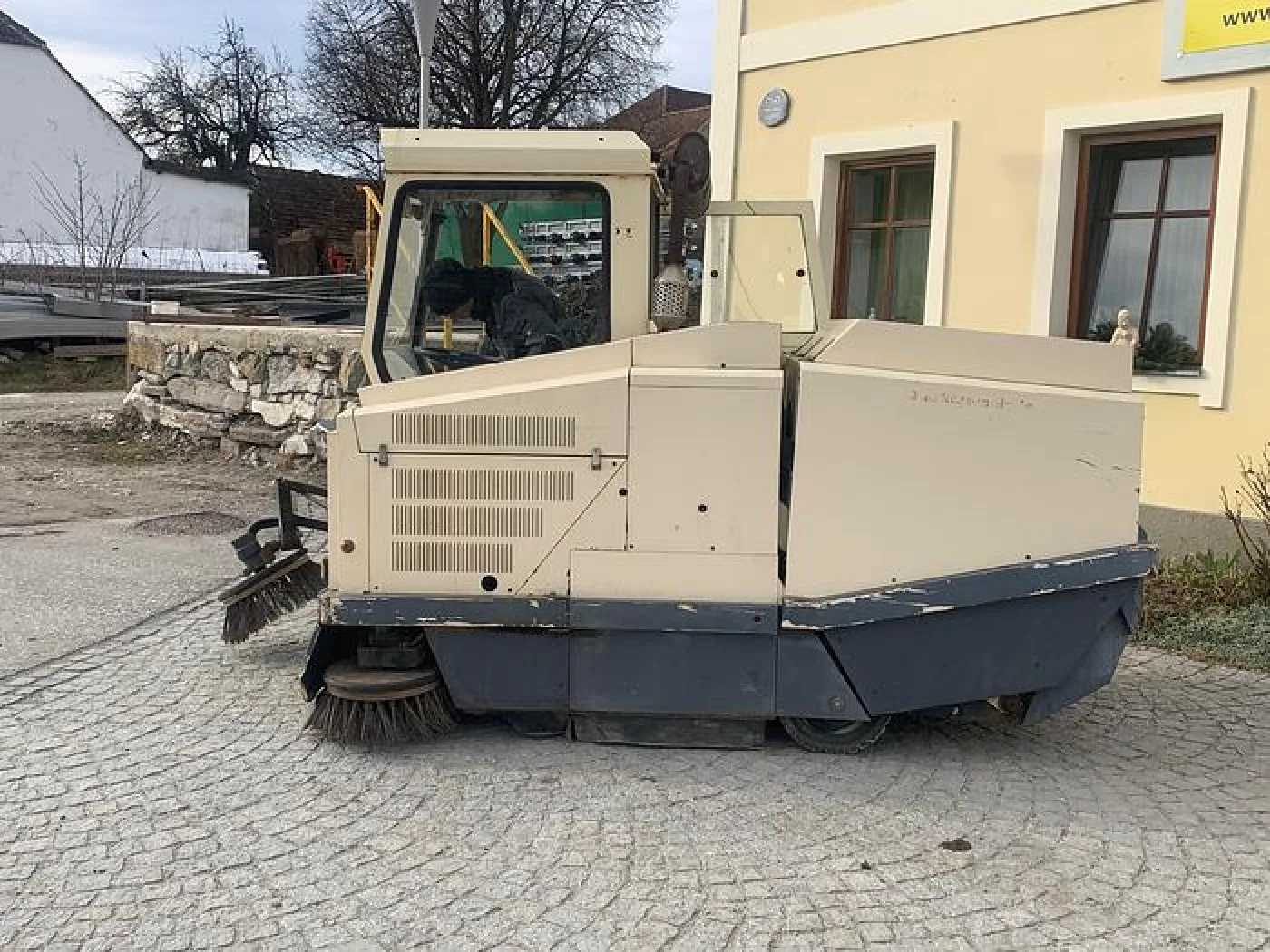 Amros 1250 Kehrmaschine - 5