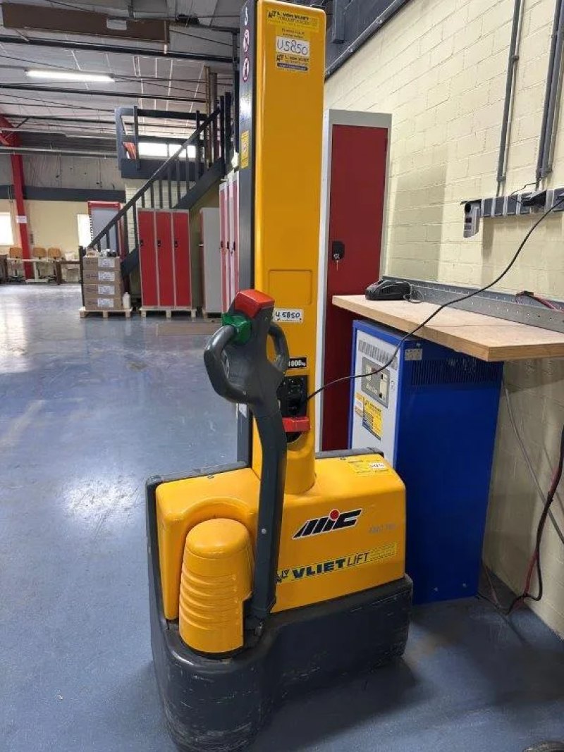 Jungheinrich EMC 110 electric pallet lift