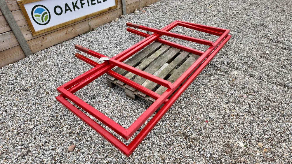 Pair of harvest ladders for bale trailer