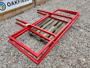 Pair of harvest ladders for bale trailer